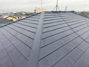 [行田市 H様邸]塗装では対応できない屋根に｜屋根カバー工事の施工事例